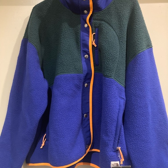 The North Face Women’s Button-Up - Picture 5 of 6